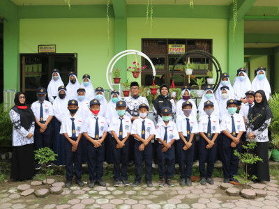 Foto Bersama Siswa Seusai Upacara Hari Guru Nasional