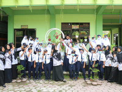 Foto Bersama Siswa Seusai Upacara Hari Guru Nasional
